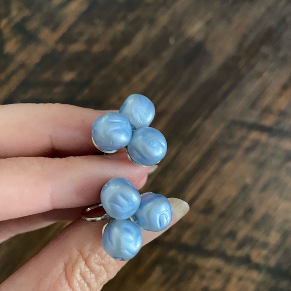 3/$15🥳 Vintage cluster screw-back earrings - Picture 1 of 7